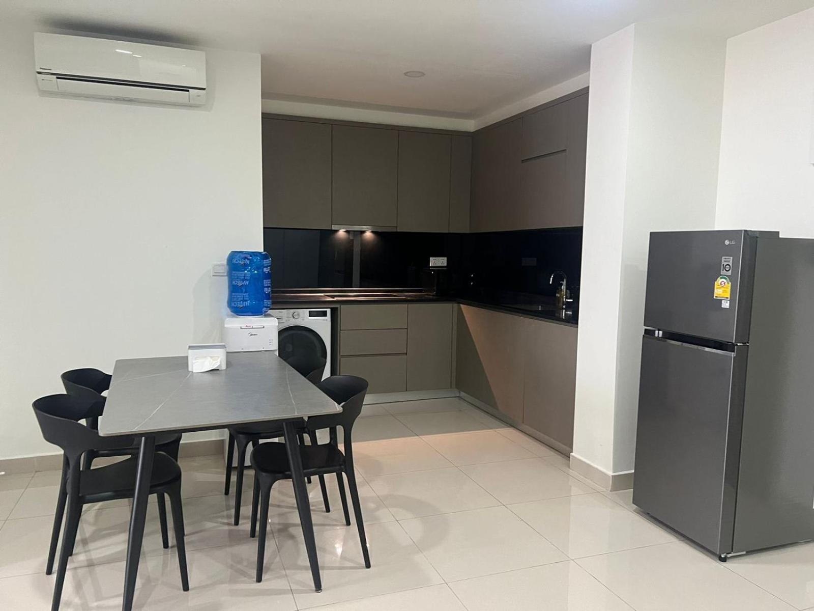 The Peak Residence, Multi-apartment By Emma